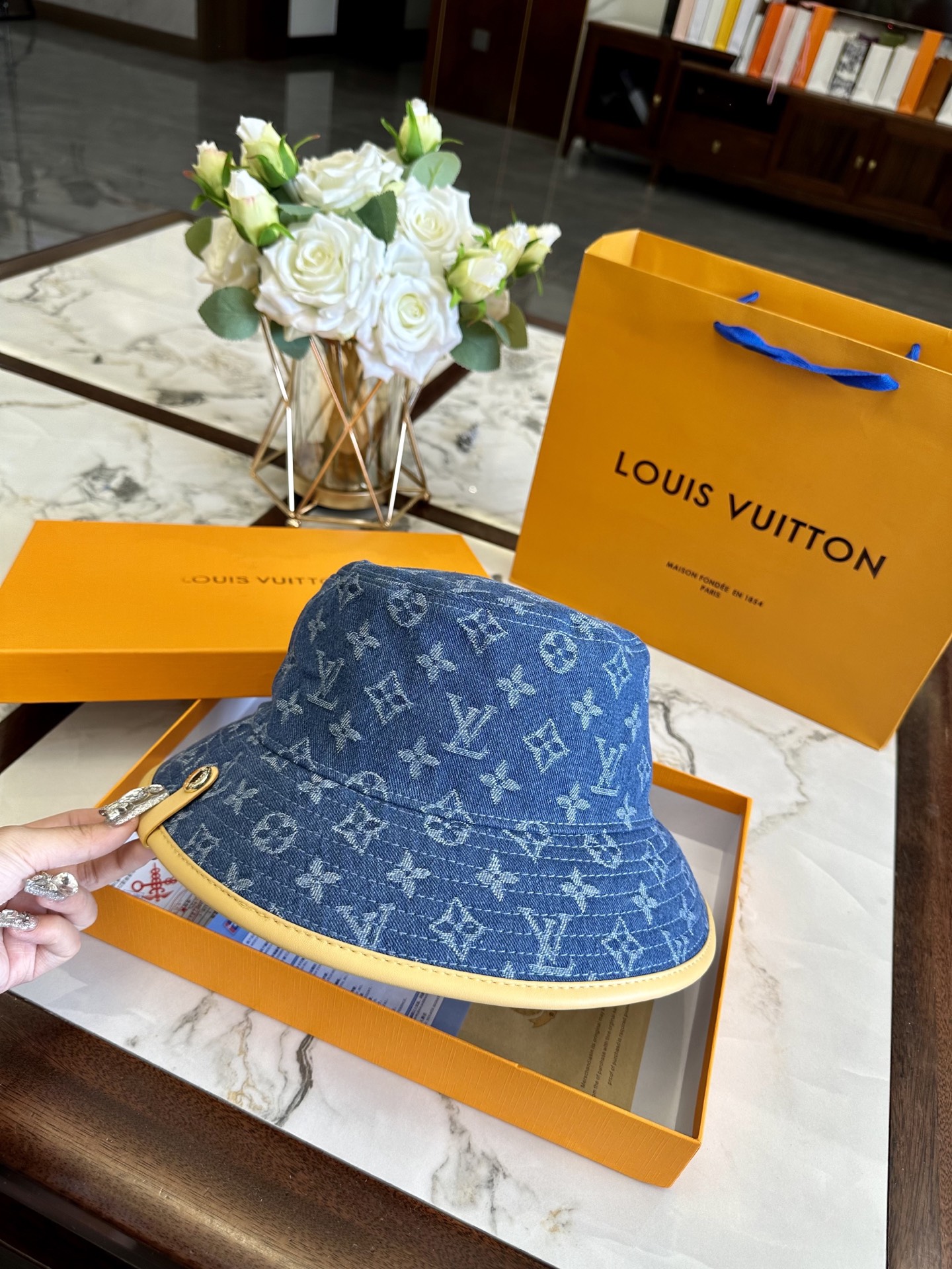 LV hat model 18